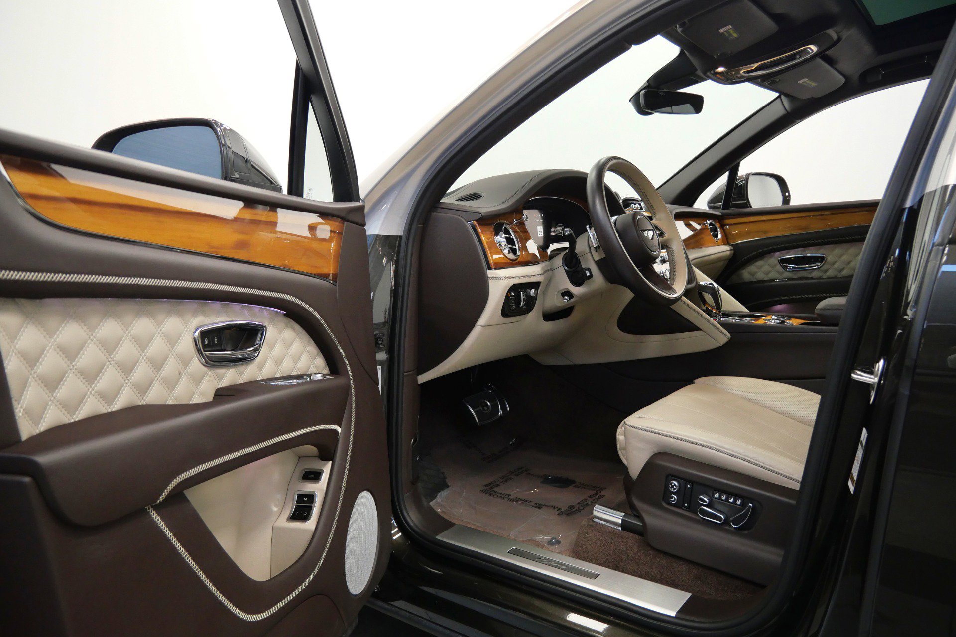 Used 2021 Bentley Bentayga Hybrid -Mulliner Driving Speci image 22