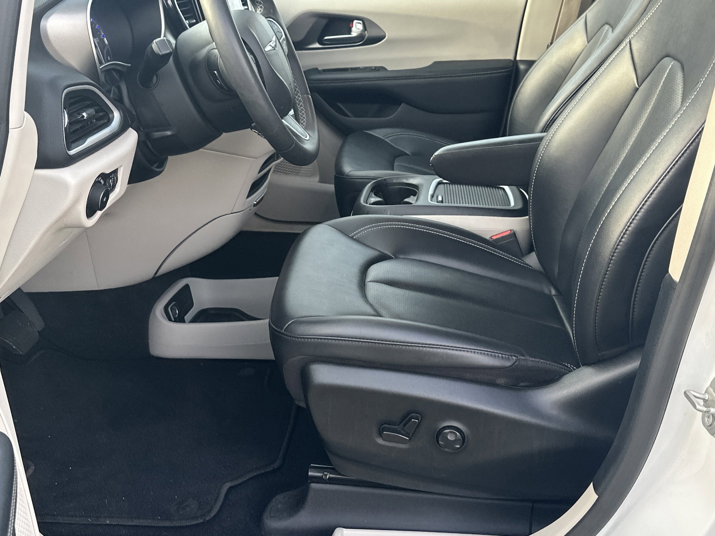 Used 2024 Chrysler Pacifica Touring-L FWD image 9