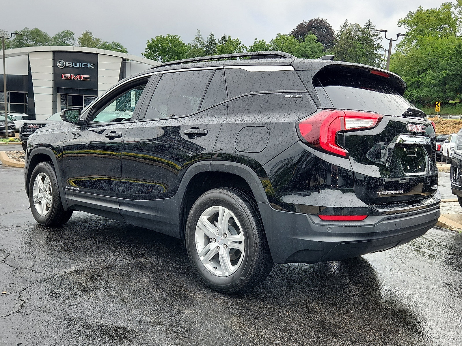 Used 2024 GMC Terrain SLE w/ Driver Convenience Package AWD/4WD image 4