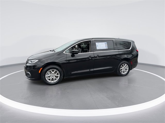 Used 2024 Chrysler Pacifica Touring-L image 4