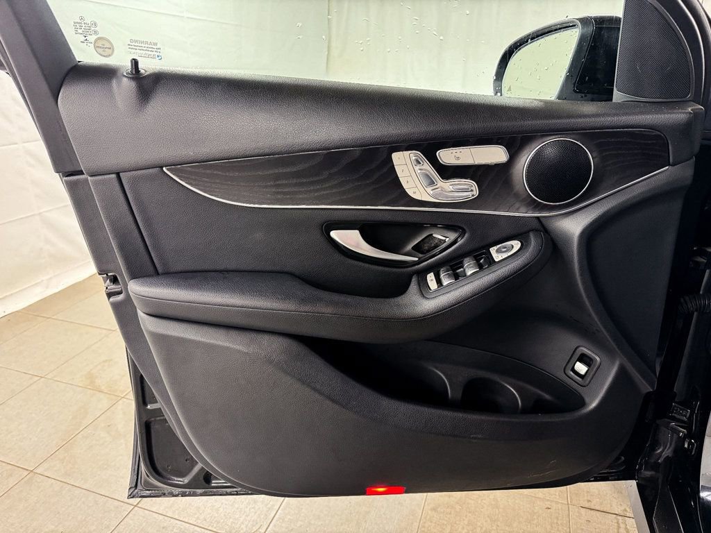 Used 2018 Mercedes-Benz GLC 300 4MATIC w/ Premium Package image 15