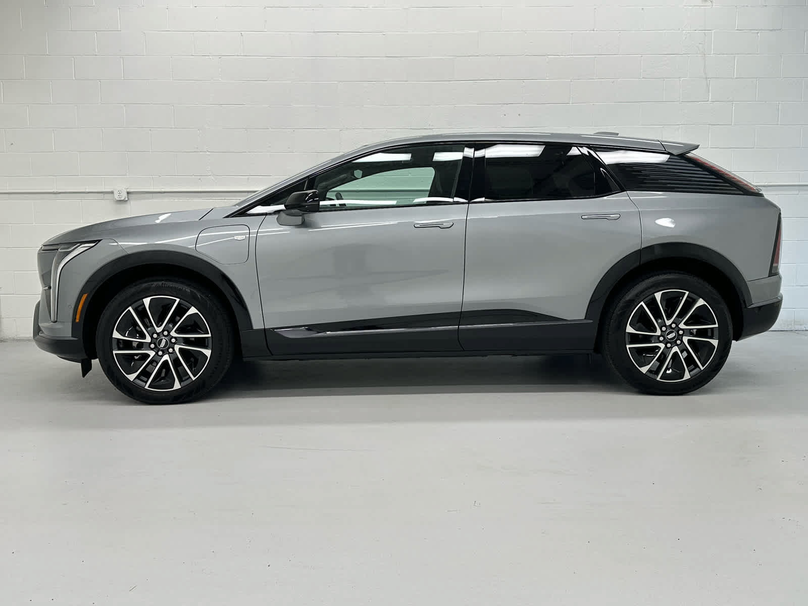 Used 2025 Cadillac Optiq Sport 2 w/ LPO, Floor Liner Package AWD/4WD image 3