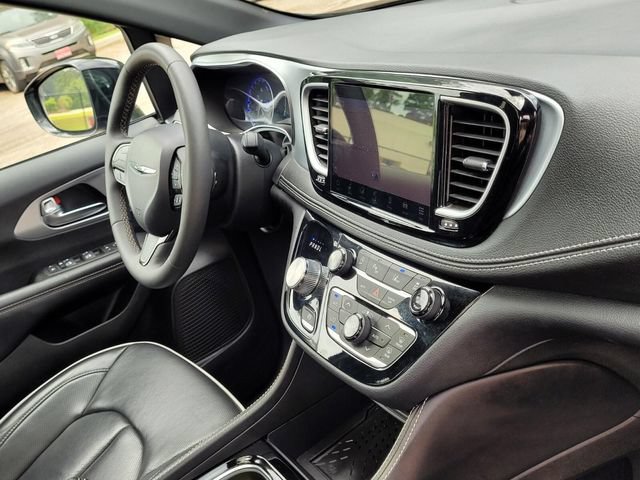 Used 2025 Chrysler Pacifica Limited FWD image 18