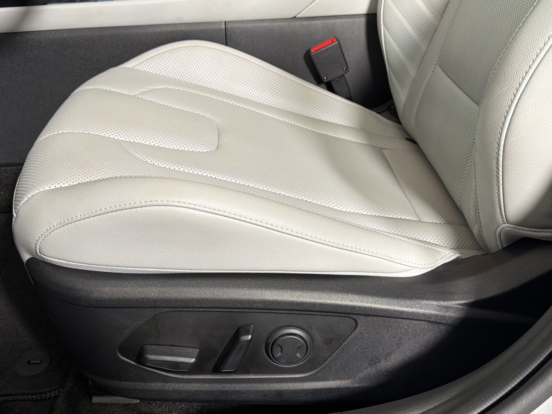 Used 2025 Hyundai Elantra Limited FWD image 12