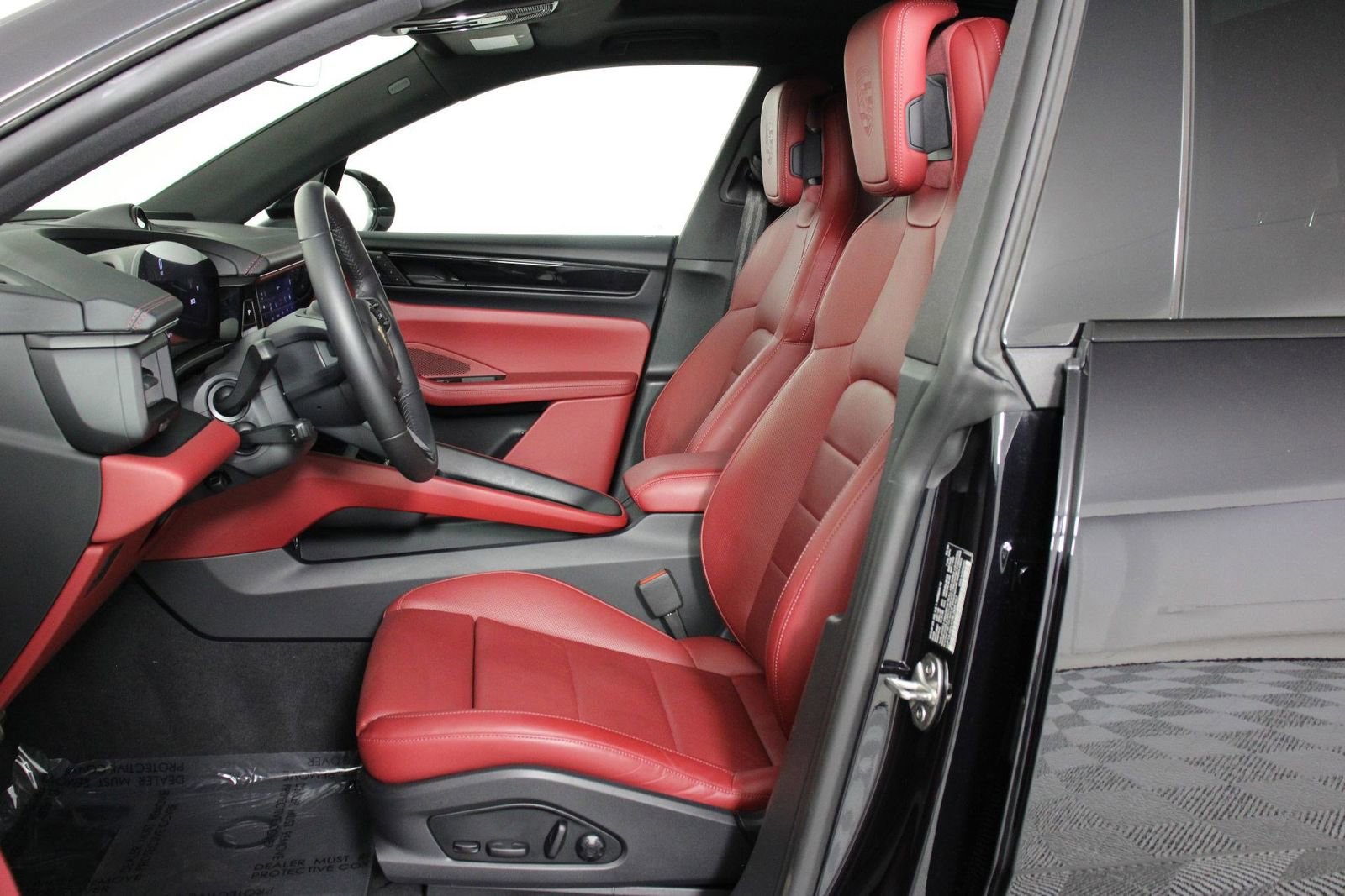 Certified 2025 Porsche Macan 4 Electric image 5