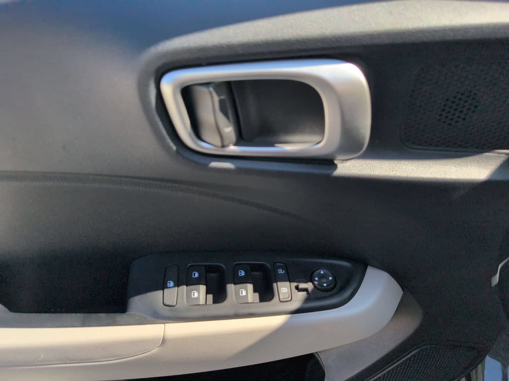 Used 2025 Hyundai Venue SEL FWD image 13