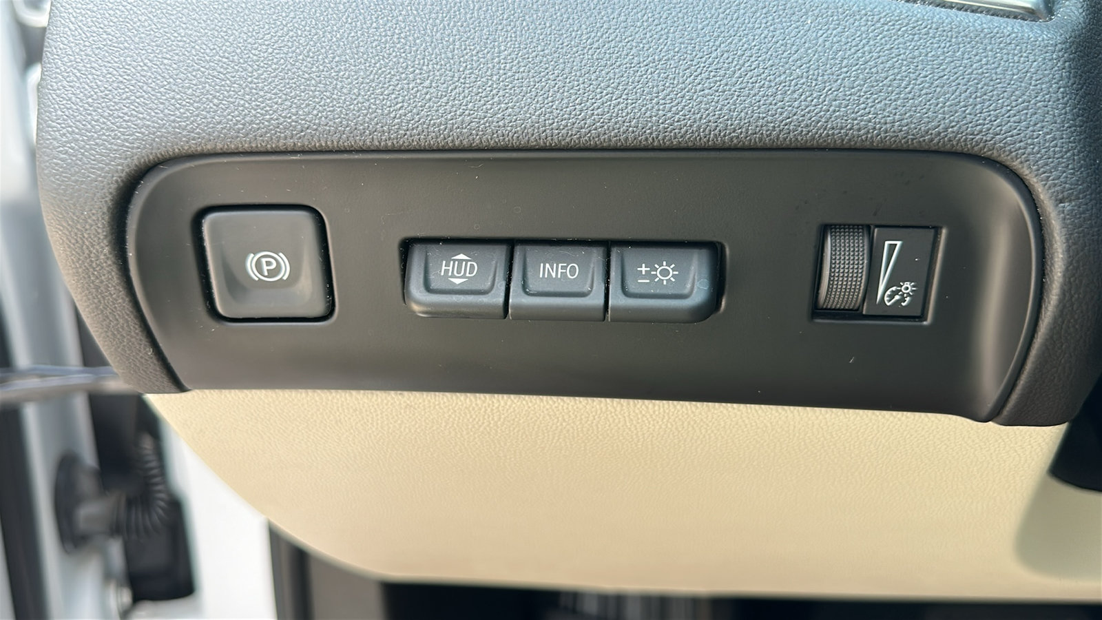 Used 2022 Buick Enclave Avenir w/ Avenir Technology Package AWD/4WD image 16