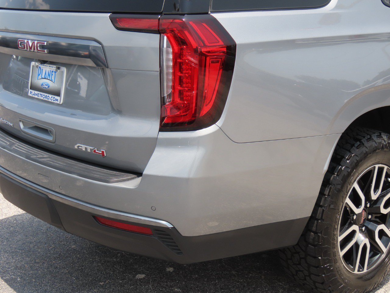 Used 2024 GMC Yukon AT4 w/ Technology Package AWD/4WD image 12