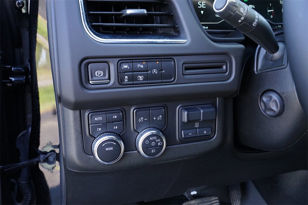 Used 2023 GMC Yukon XL SLT w/ SLT Luxury Package image 16