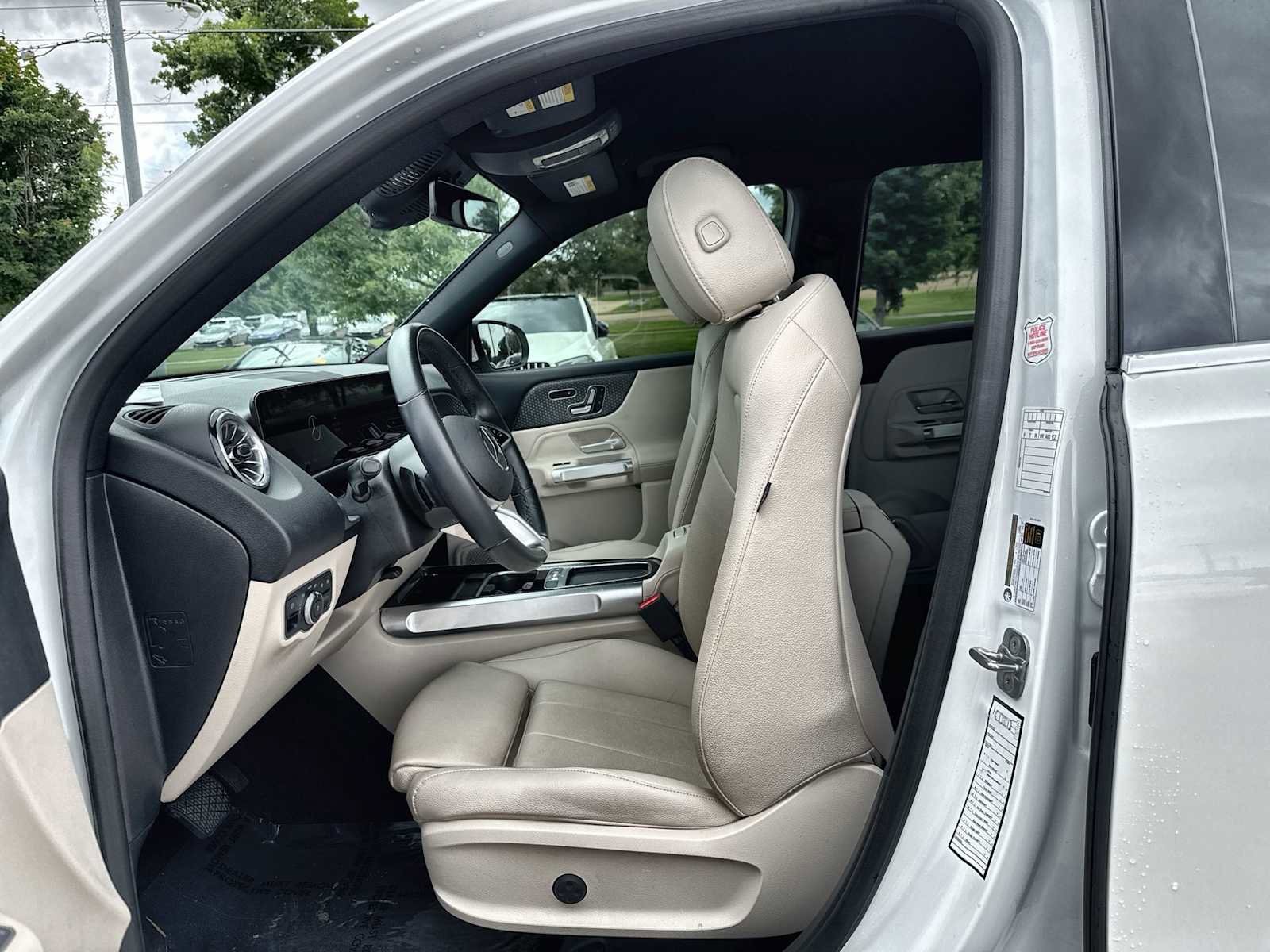 Used 2025 Mercedes-Benz GLB 250 image 3