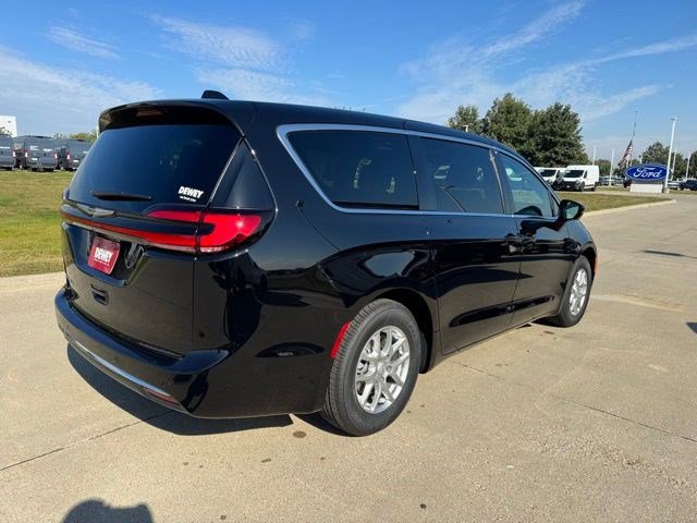 New 2026 Chrysler Pacifica Select image 7