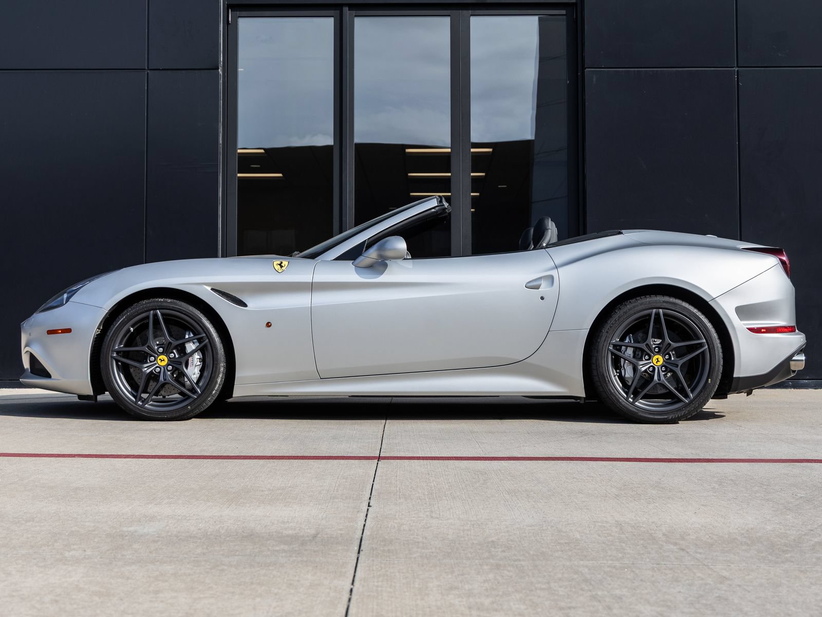 Used 2015 Ferrari California T RWD image 10