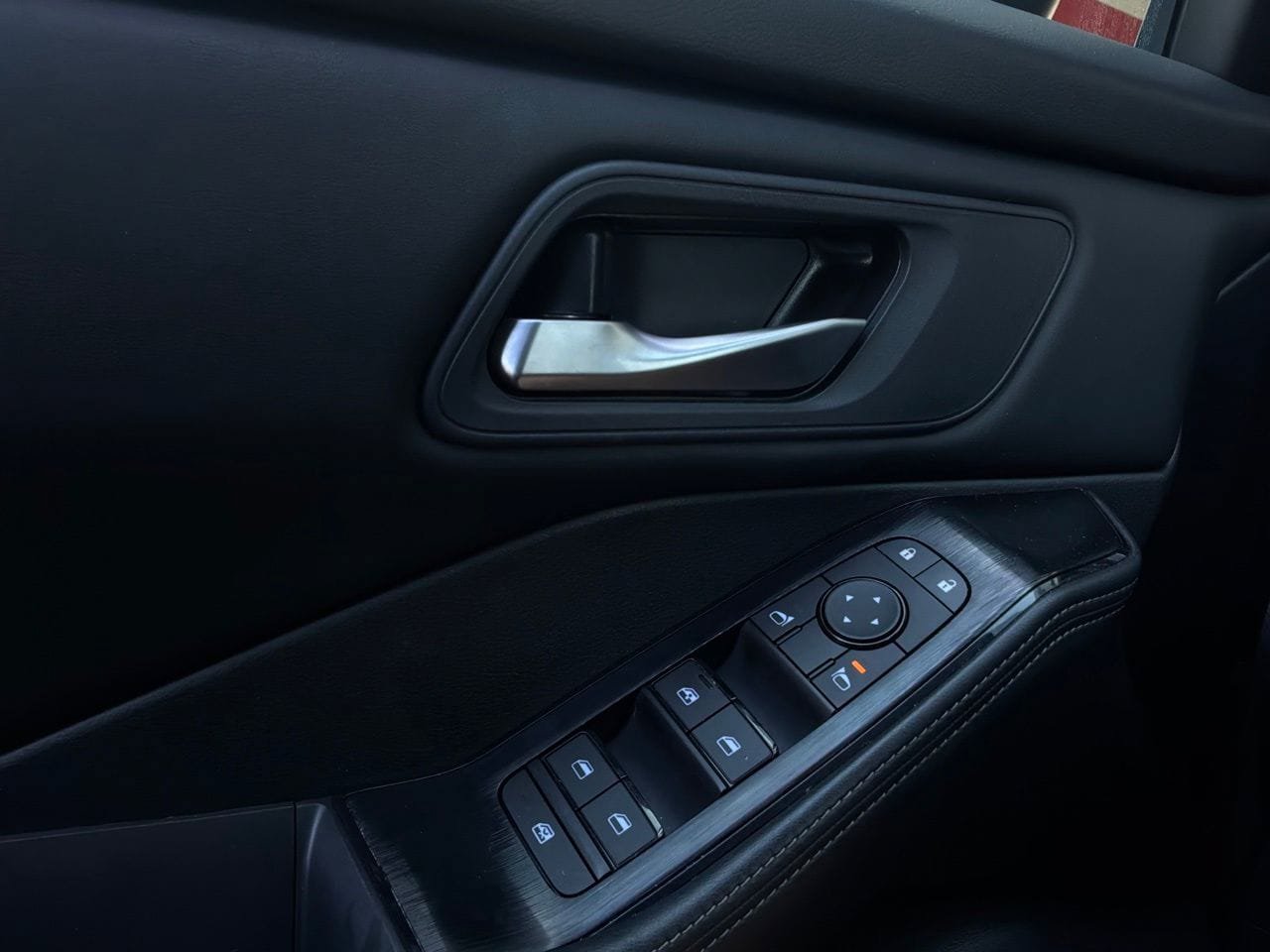 Used 2025 Nissan Rogue SV FWD image 21