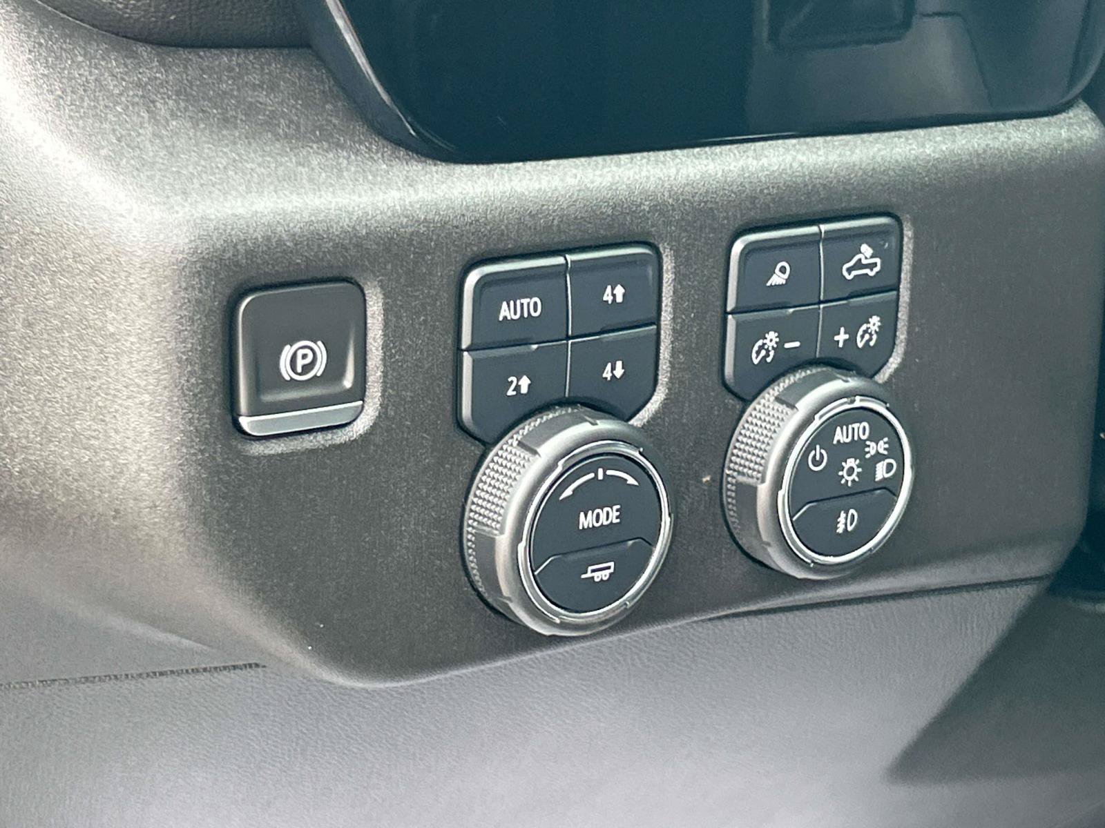 Used 2024 Chevrolet Silverado 1500 LTZ AWD/4WD image 38