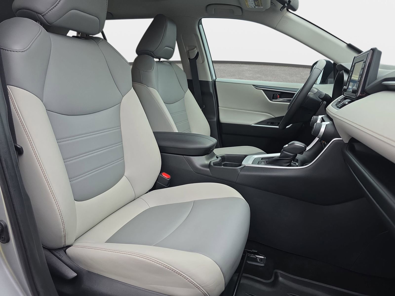 Used 2019 Toyota RAV4 XLE Premium image 10