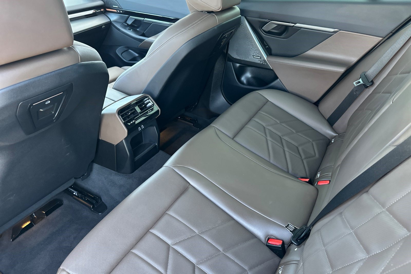Used 2024 BMW 530i w/ Convenience Package RWD image 25