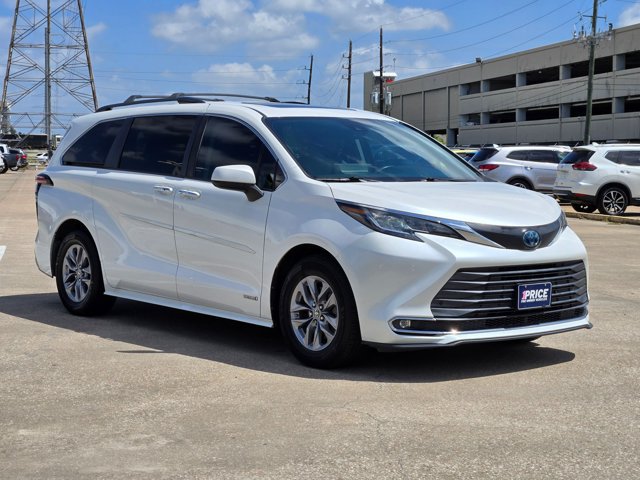 Used 2021 Toyota Sienna XLE FWD image 3