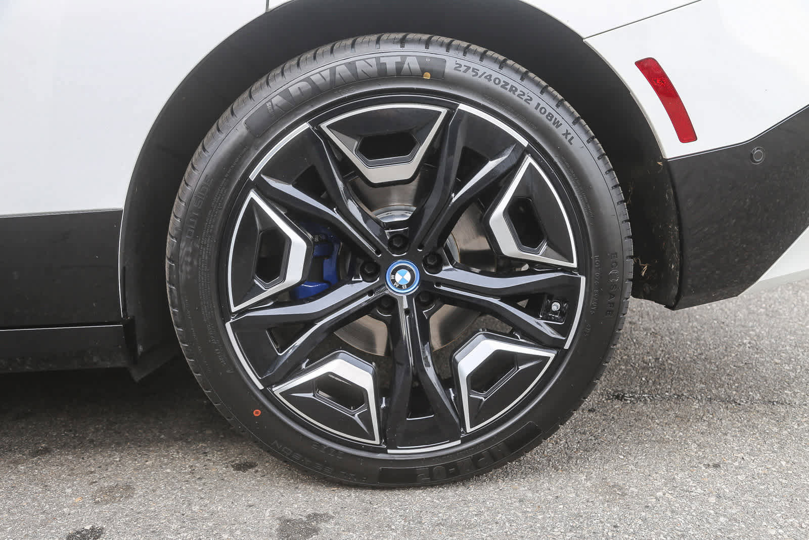 Used 2023 BMW iX xDrive50 w/ Sport Package image 8