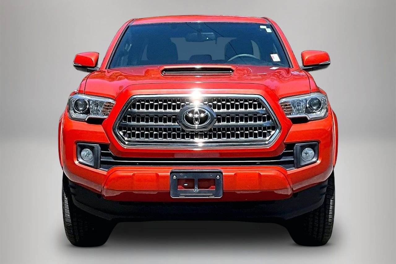 Used 2017 Toyota Tacoma TRD Sport w/ Tow Package (A/T) AWD/4WD image 3