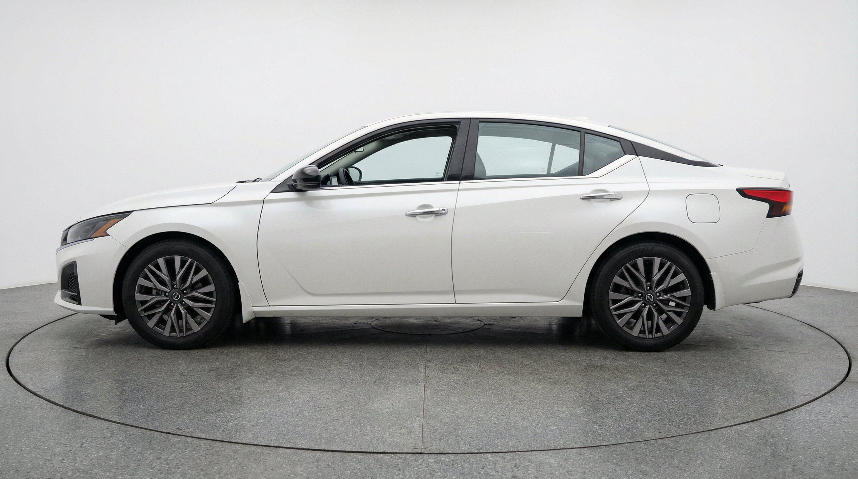 Used 2025 Nissan Altima 2.5 SV FWD image 5
