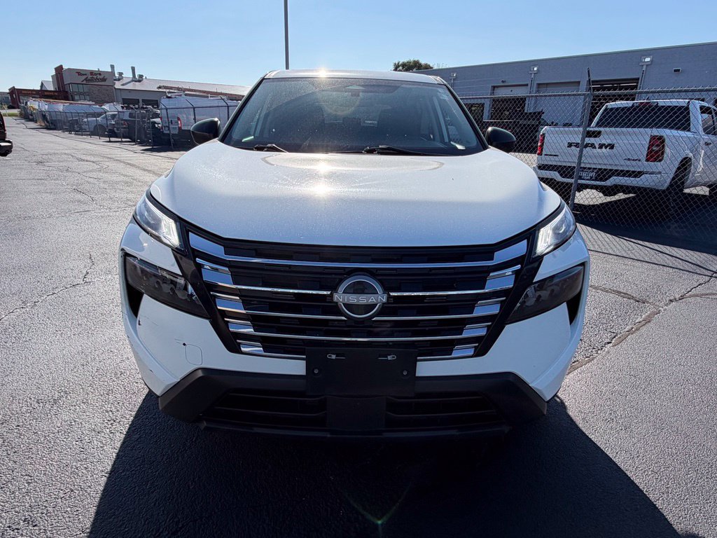 Used 2024 Nissan Rogue S FWD image 2
