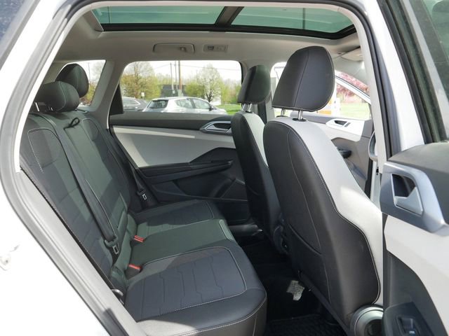 Used 2025 Volkswagen Taos SE AWD/4WD image 19