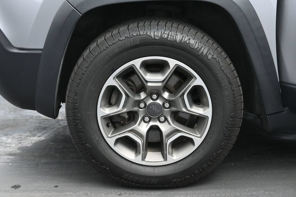 Used 2020 Jeep Cherokee Trailhawk AWD/4WD image 30