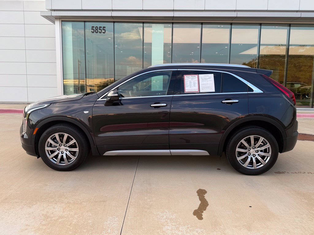 Used 2022 Cadillac XT4 Premium Luxury w/ Enhanced Visibility Package FWD image 3