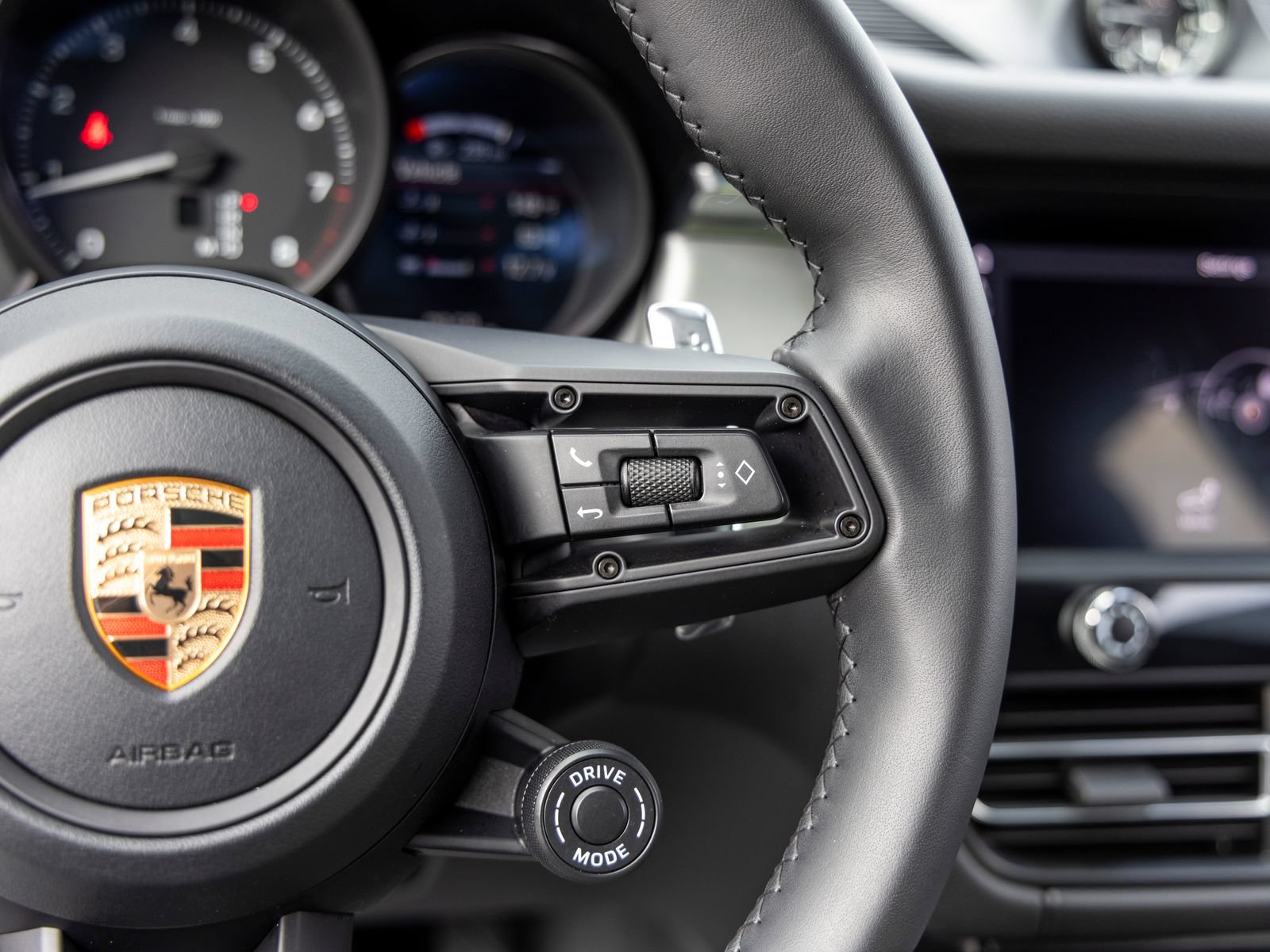 Certified 2026 Porsche Macan AWD/4WD image 37
