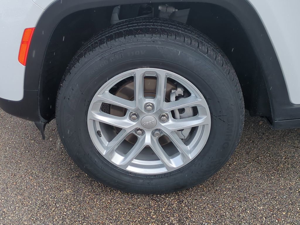 Used 2023 Jeep Grand Cherokee Laredo X image 12