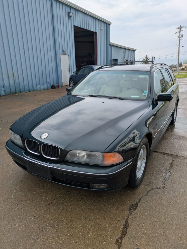 Used 2000 BMW 528i Wagon image 1
