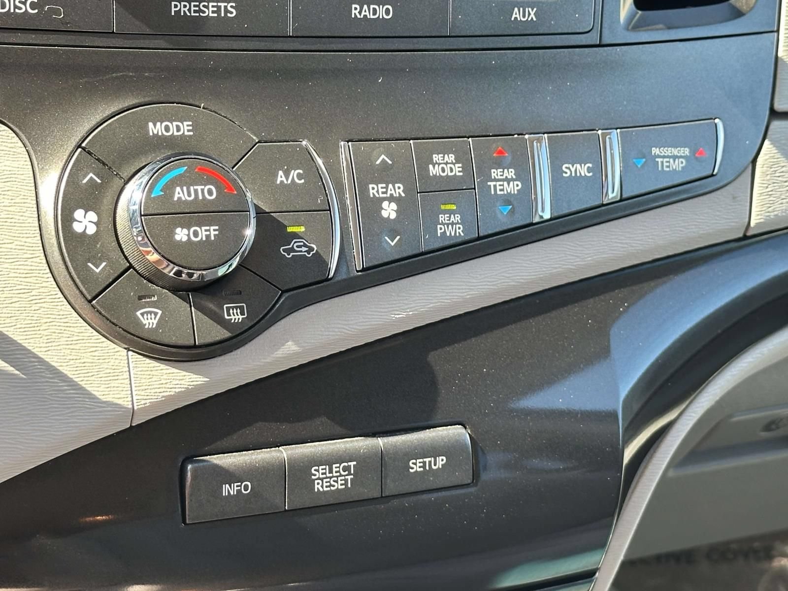 Used 2013 Toyota Sienna LE w/ Towing Pkg FWD image 12