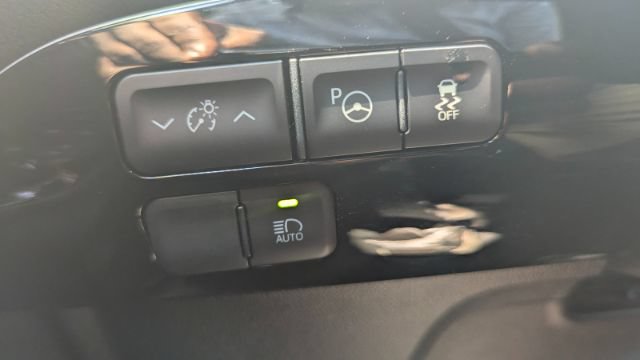 Used 2017 Toyota Prius Two w/ Prius Two Safety Plus Package FWD image 29