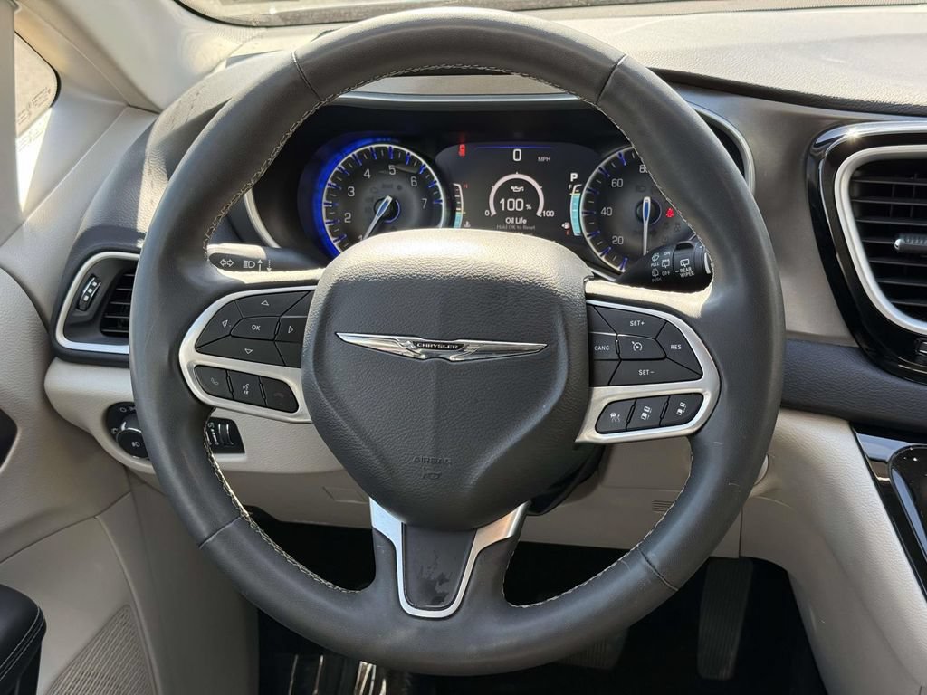 Used 2024 Chrysler Pacifica Touring-L FWD image 19
