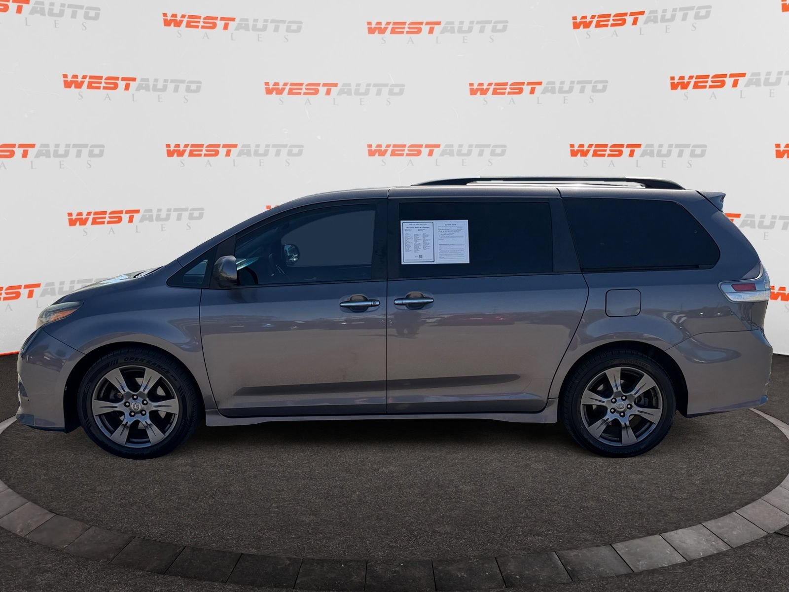 Used 2017 Toyota Sienna SE w/ SE Preferred Package FWD image 2