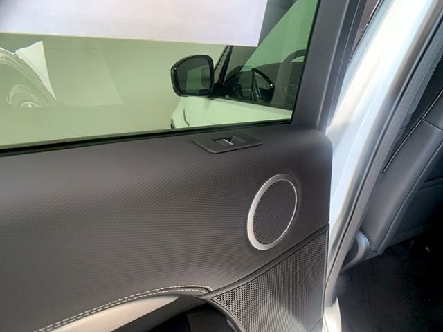 Certified 2025 Land Rover Discovery Dynamic SE image 25