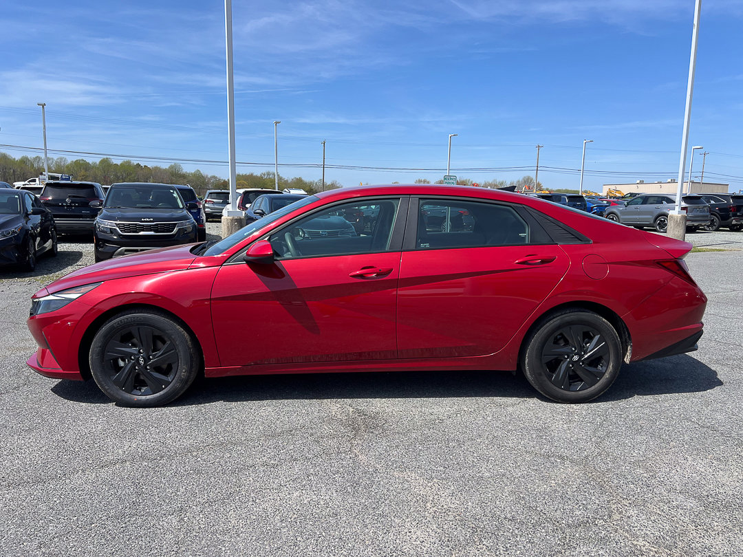 Used 2022 Hyundai Elantra SEL w/ Cargo Package FWD image 2