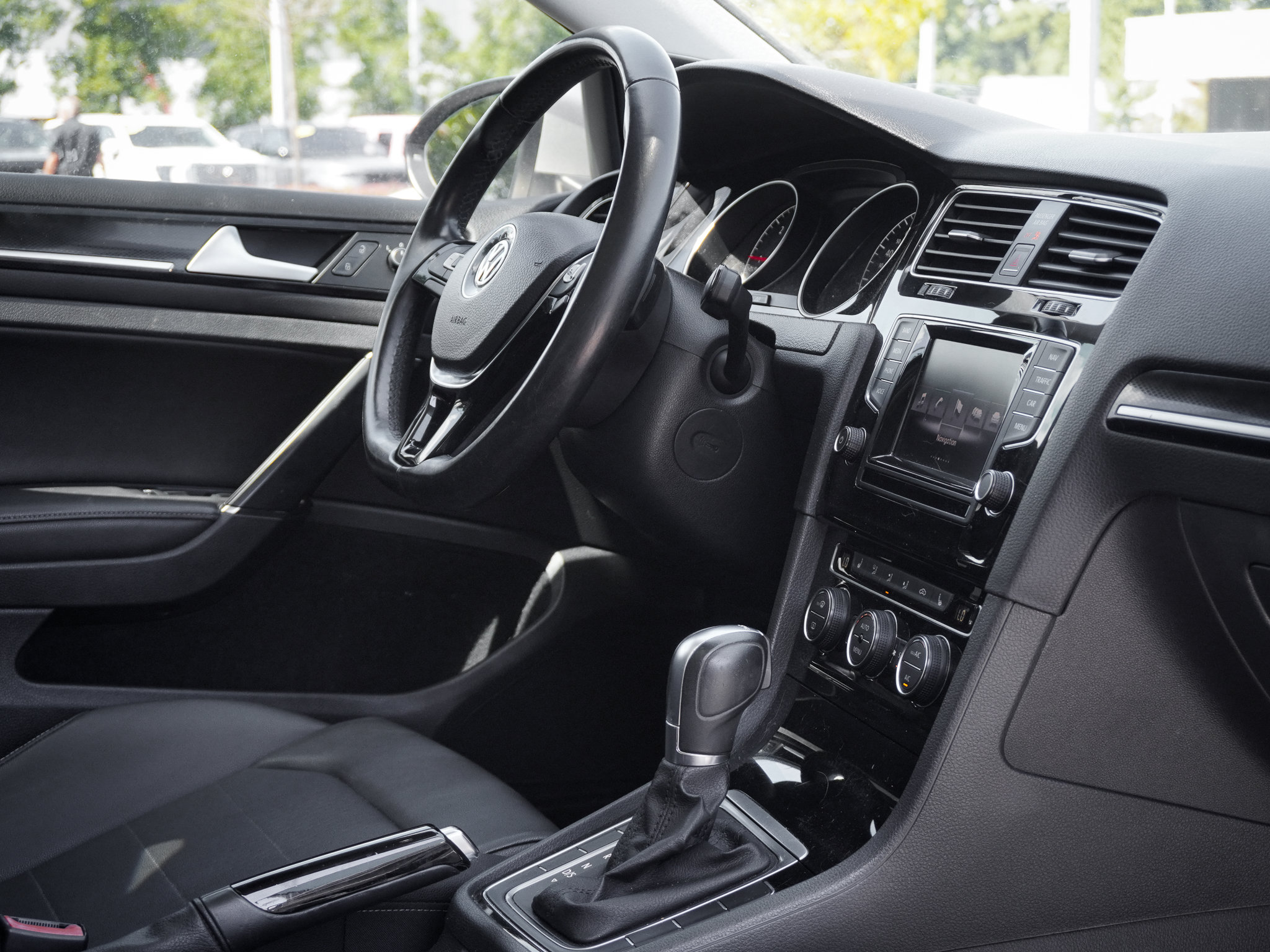 Used 2015 Volkswagen Golf TDI SEL w/ Lighting Package (SEL) FWD image 34