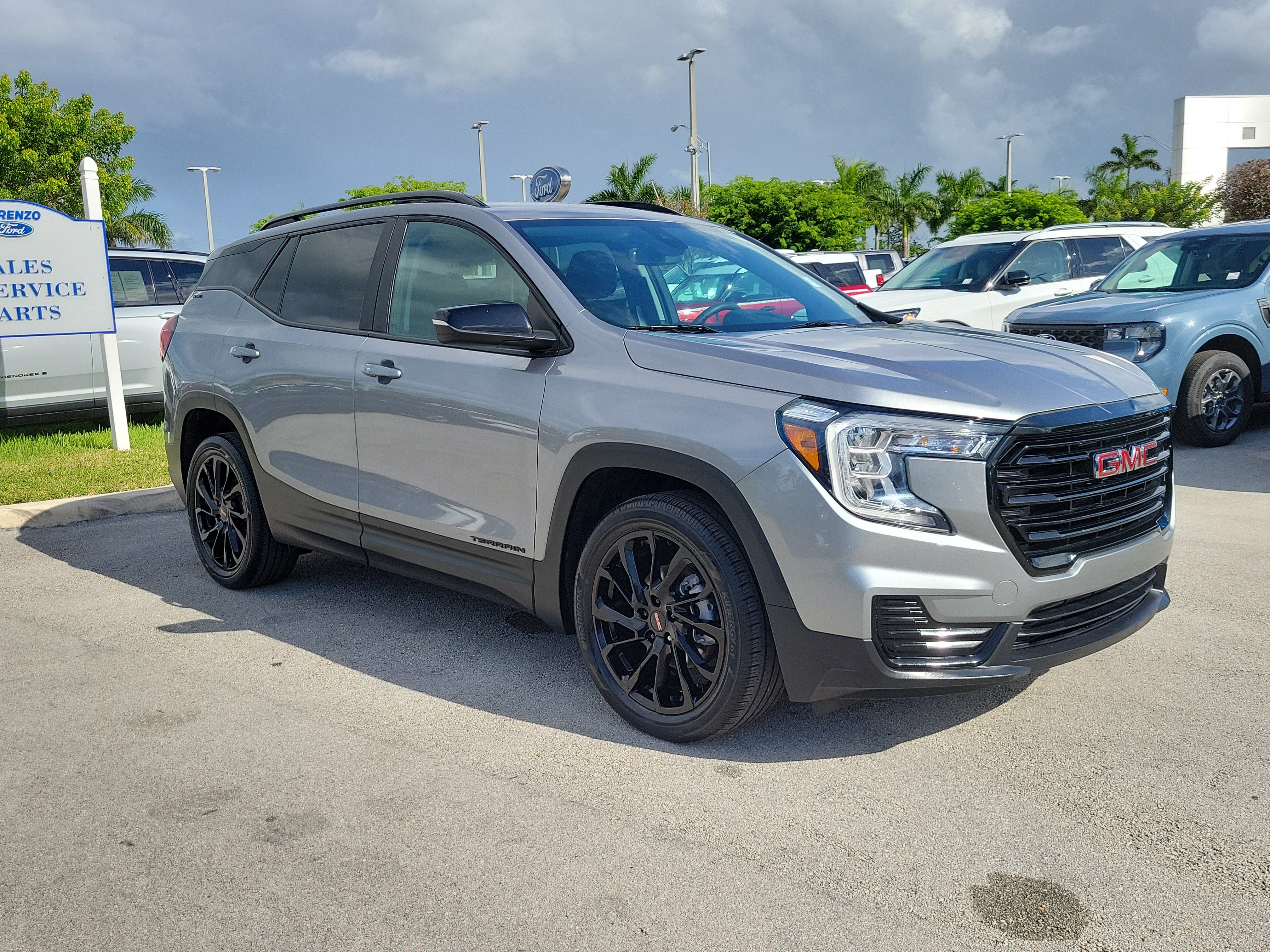 Used 2024 GMC Terrain SLE w/ Driver Convenience Package FWD image 3