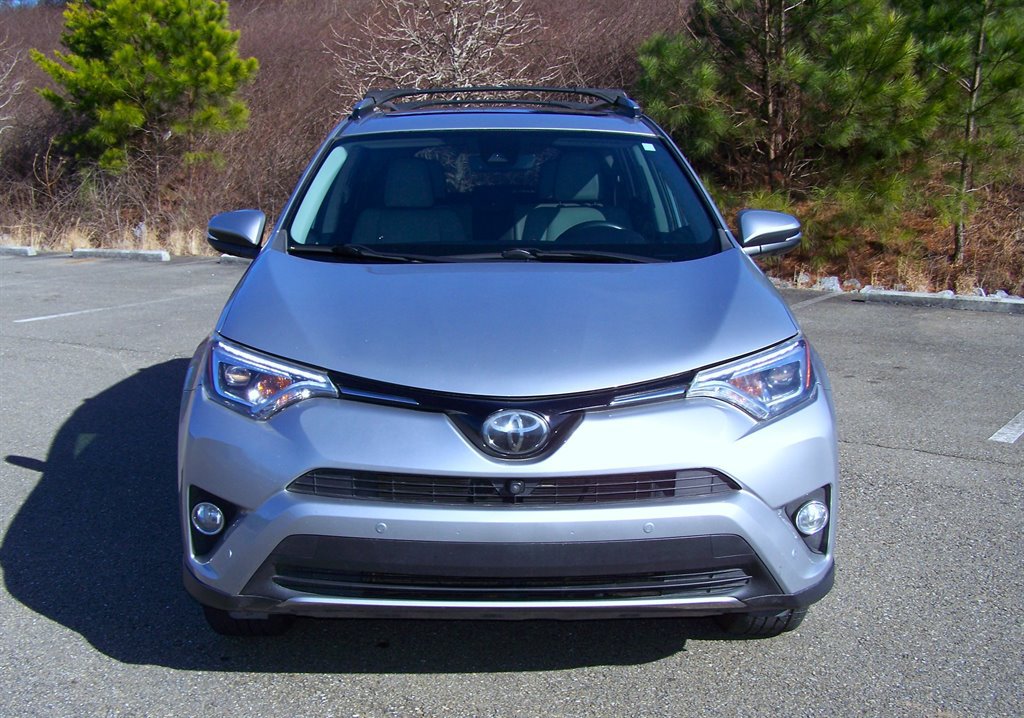 Used 2018 Toyota RAV4 Limited FWD image 18