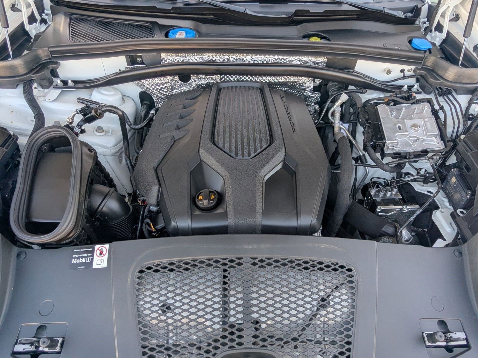 Certified 2025 Porsche Macan image 28