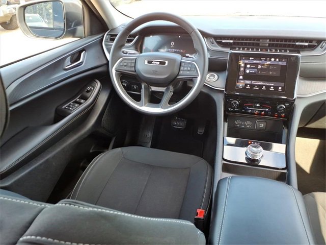 Used 2023 Jeep Grand Cherokee Laredo image 5