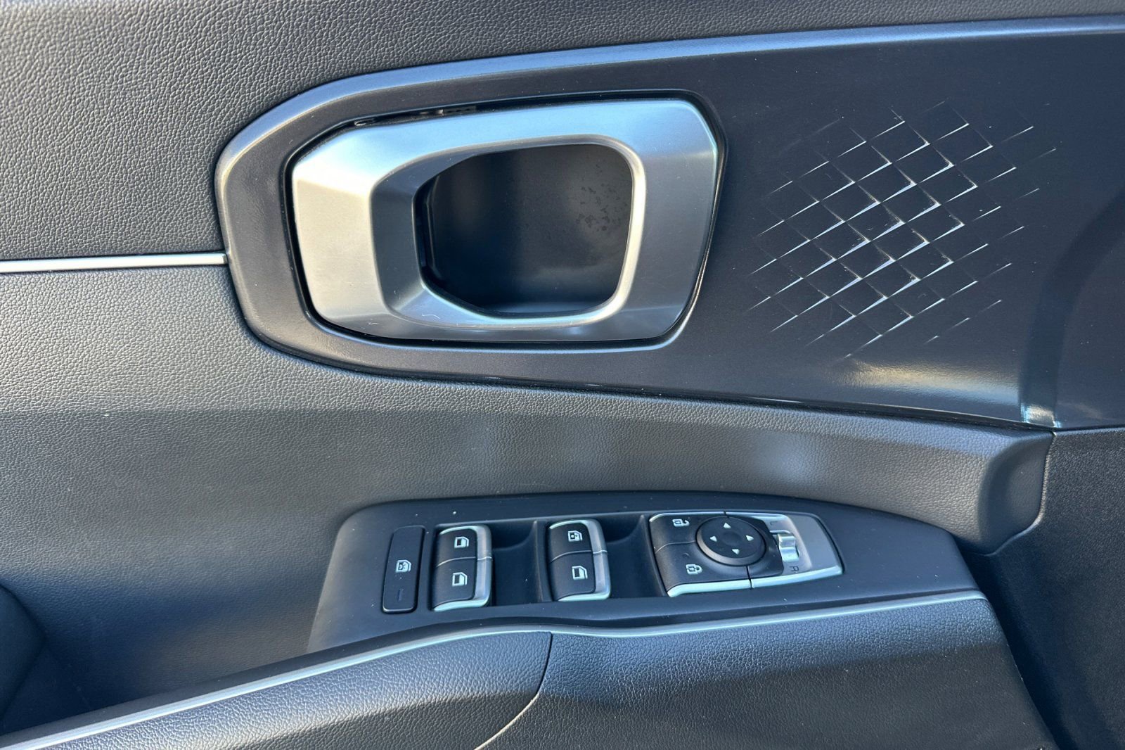 Used 2022 Kia Sorento LX image 11