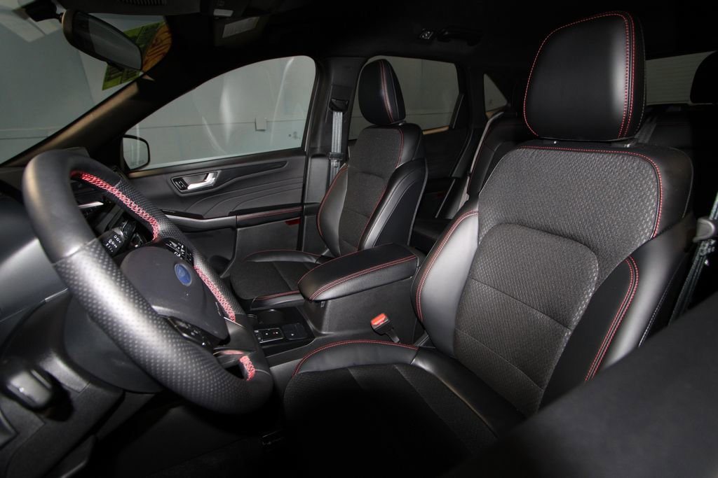 Used 2025 Ford Escape ST-Line Select AWD/4WD image 4