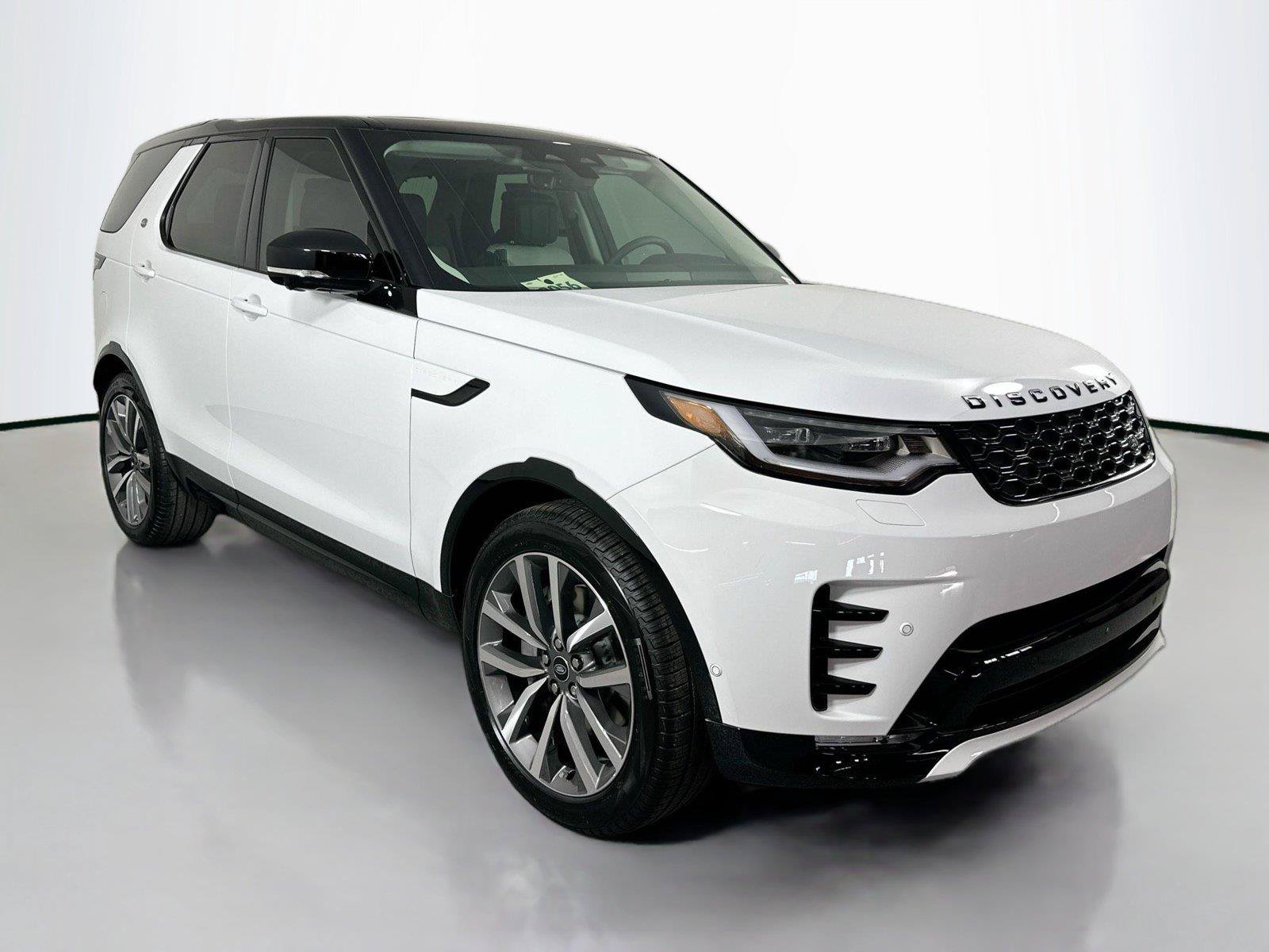 Used 2025 Land Rover Discovery Dynamic SE AWD/4WD image 3