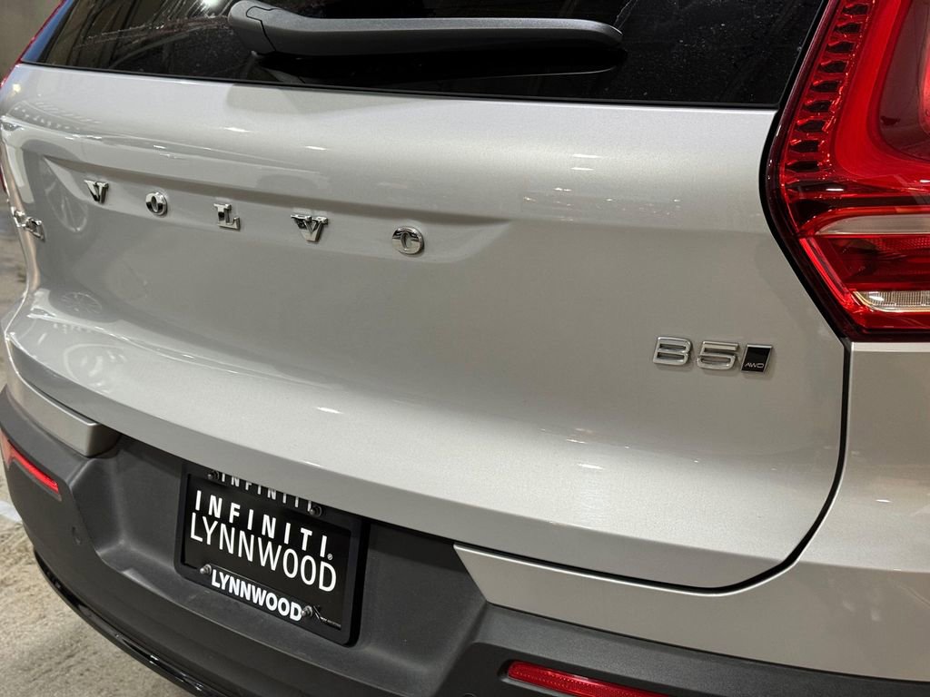 Used 2023 Volvo XC40 B5 Plus image 30