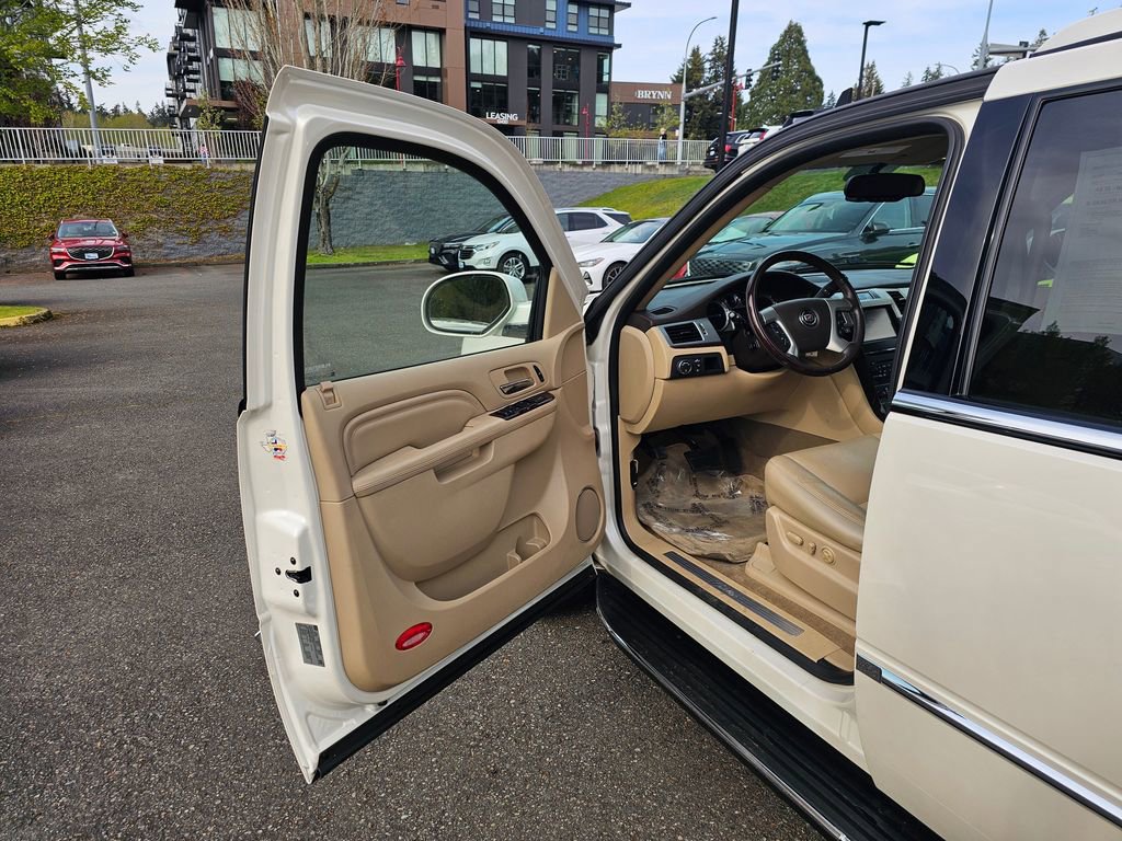 Used 2013 Cadillac Escalade Luxury AWD/4WD image 18