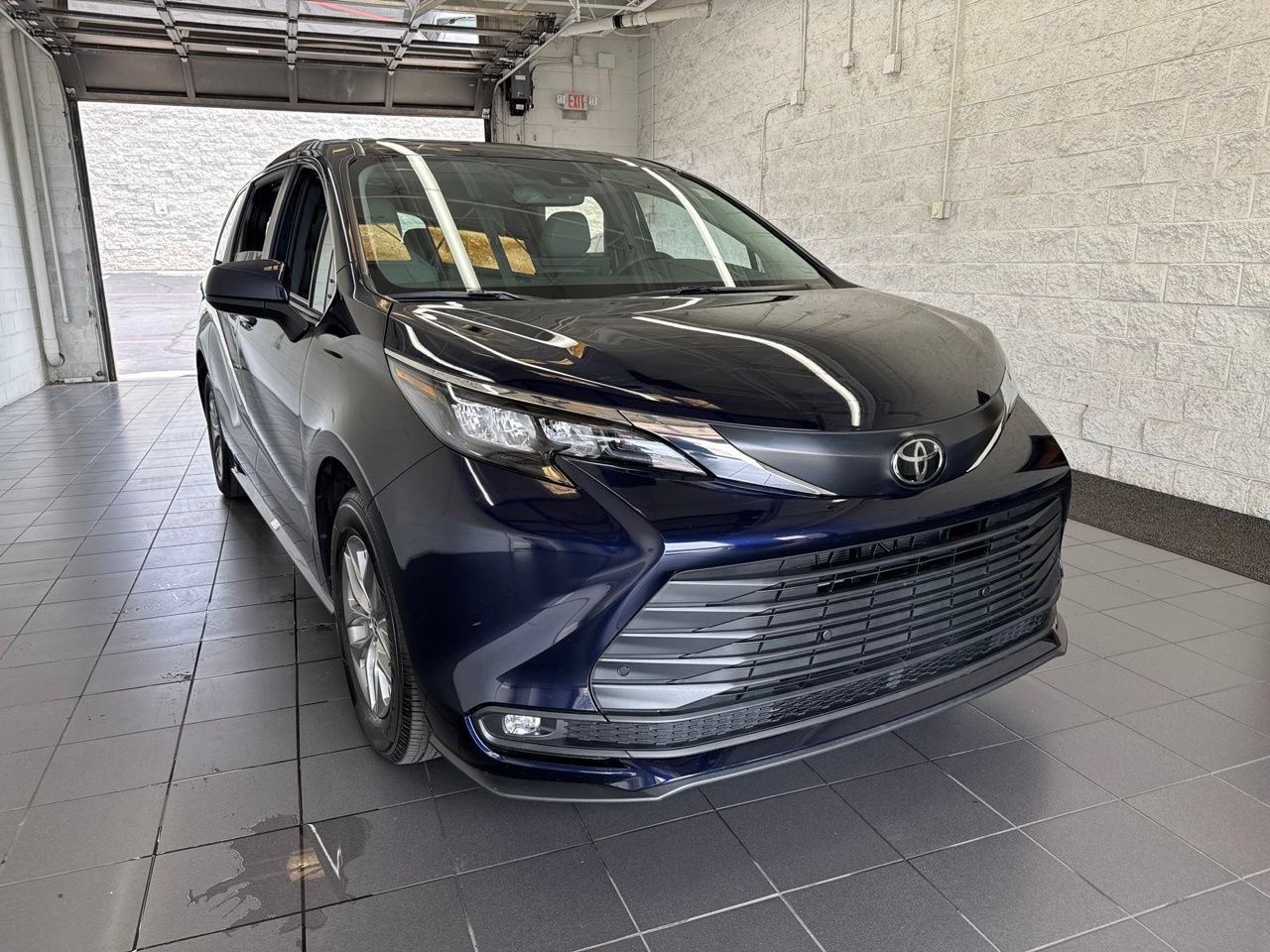 Used 2026 Toyota Sienna XLE FWD image 2
