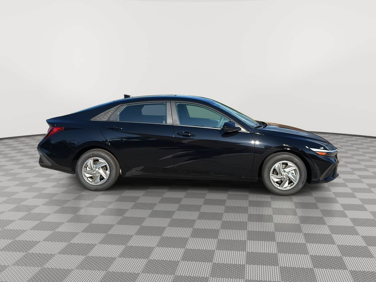 Used 2026 Hyundai Elantra SE FWD image 5