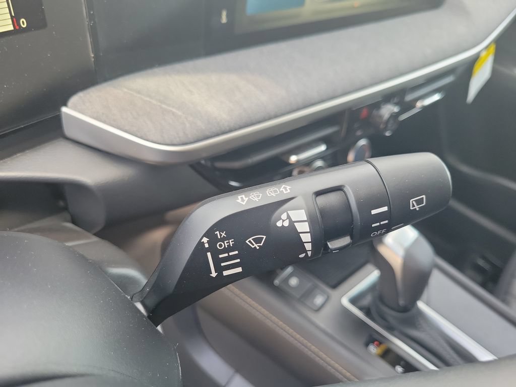 Used 2025 Nissan Kicks SV AWD/4WD image 17